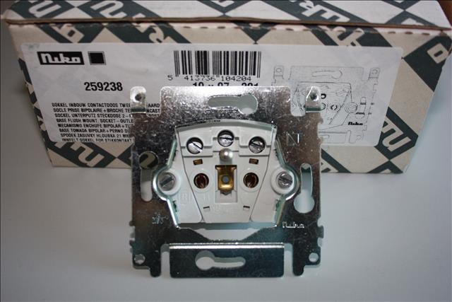 Niko 07-321: Sokkel wandcontactdoos met aarding en veiligheid, 21mm inbouwdiepte